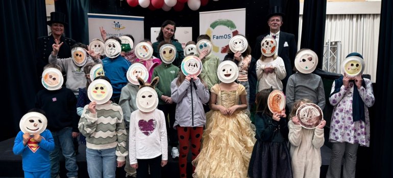 4. FamOses Lesefest Foto von Kindern mit selbstgebastelten Masken und Akteurinnen und Akteuren