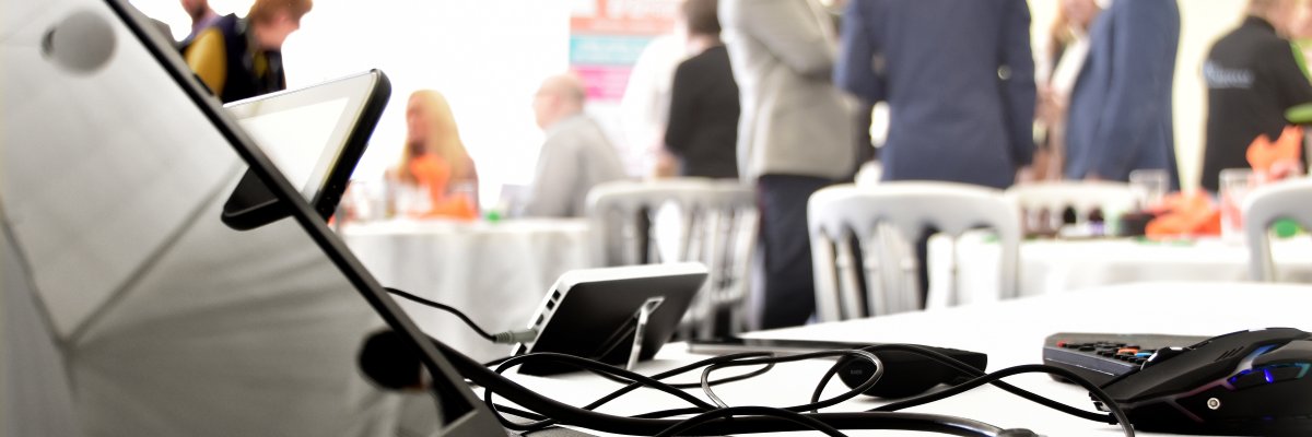 Blick über Notebook auf Besprechung