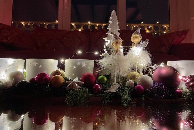 Adventskranz in weihnachtlicher Beleuchtung