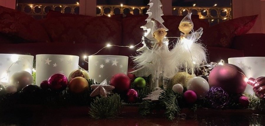 Adventskranz in weihnachtlicher Beleuchtung