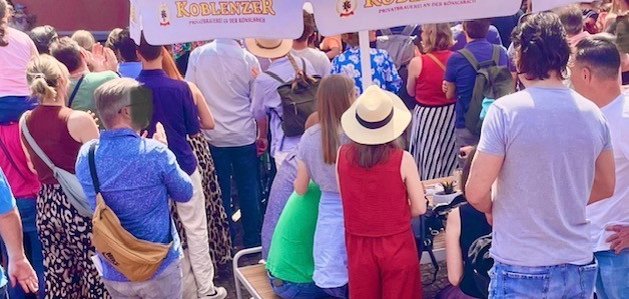 Zuschauer vor der Konzertmuschel in den Koblenzer Rheinanlagen