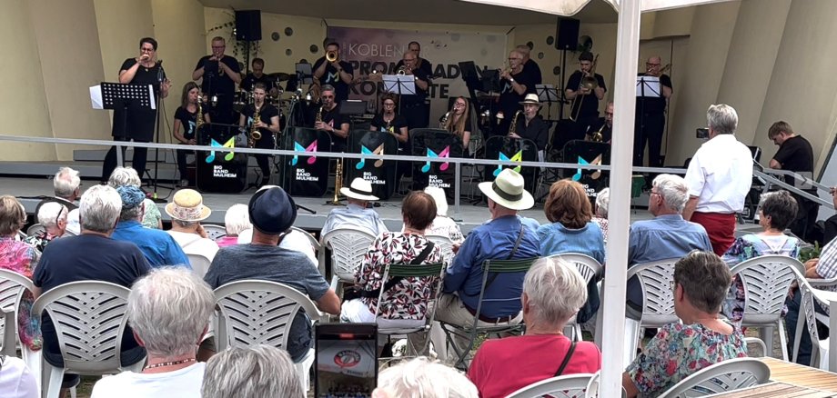 Zuschauer sitzen vor der bespielten Konzertmuschel in den Koblenzer Rheinanlagen Zuschauer sitzen vor der bespielten Konzertmuschel in den Koblenzer Rheinanlagen