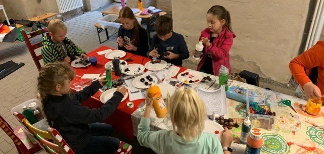 Kinder beim herbstlichen Basteln