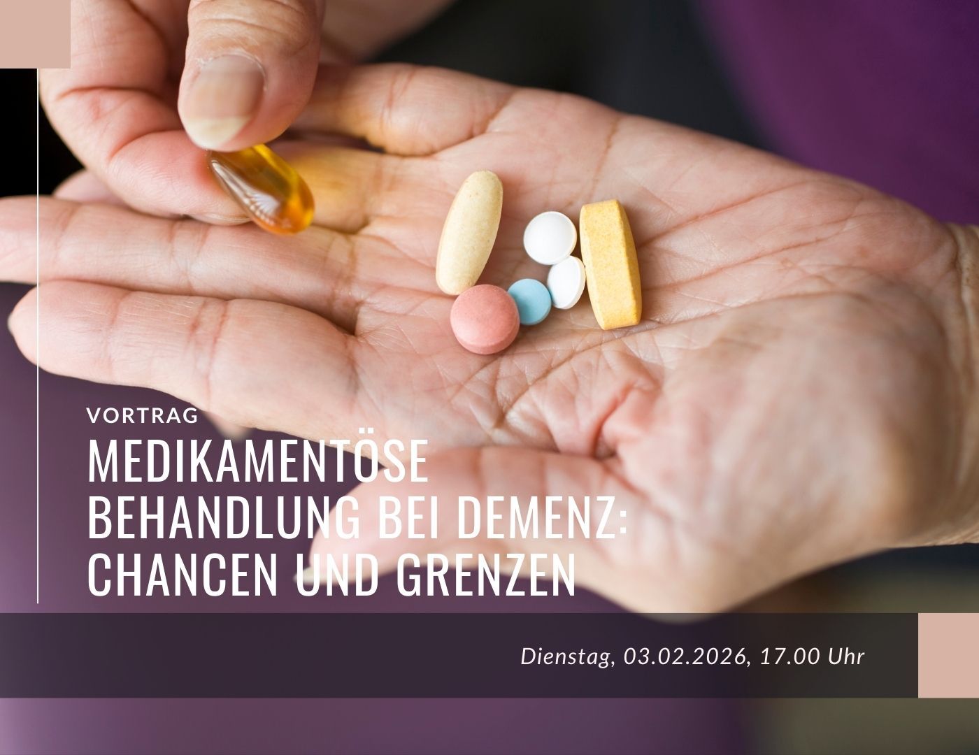 Foto mit geöffneter Hand. Auf der Handfläche liegen Tabletten.