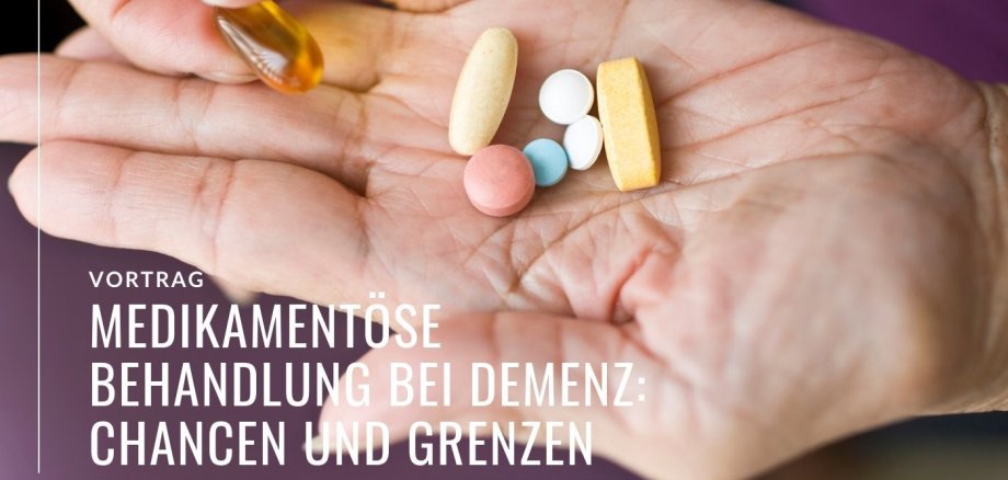 Foto mit geöffneter Hand. Auf der Handfläche liegen Tabletten.