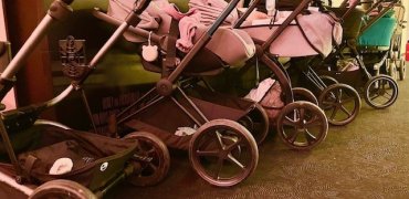 viele Kinderwagen parken vor dem Kinosaal viele Kinderwagen parken vor dem Kinosaal