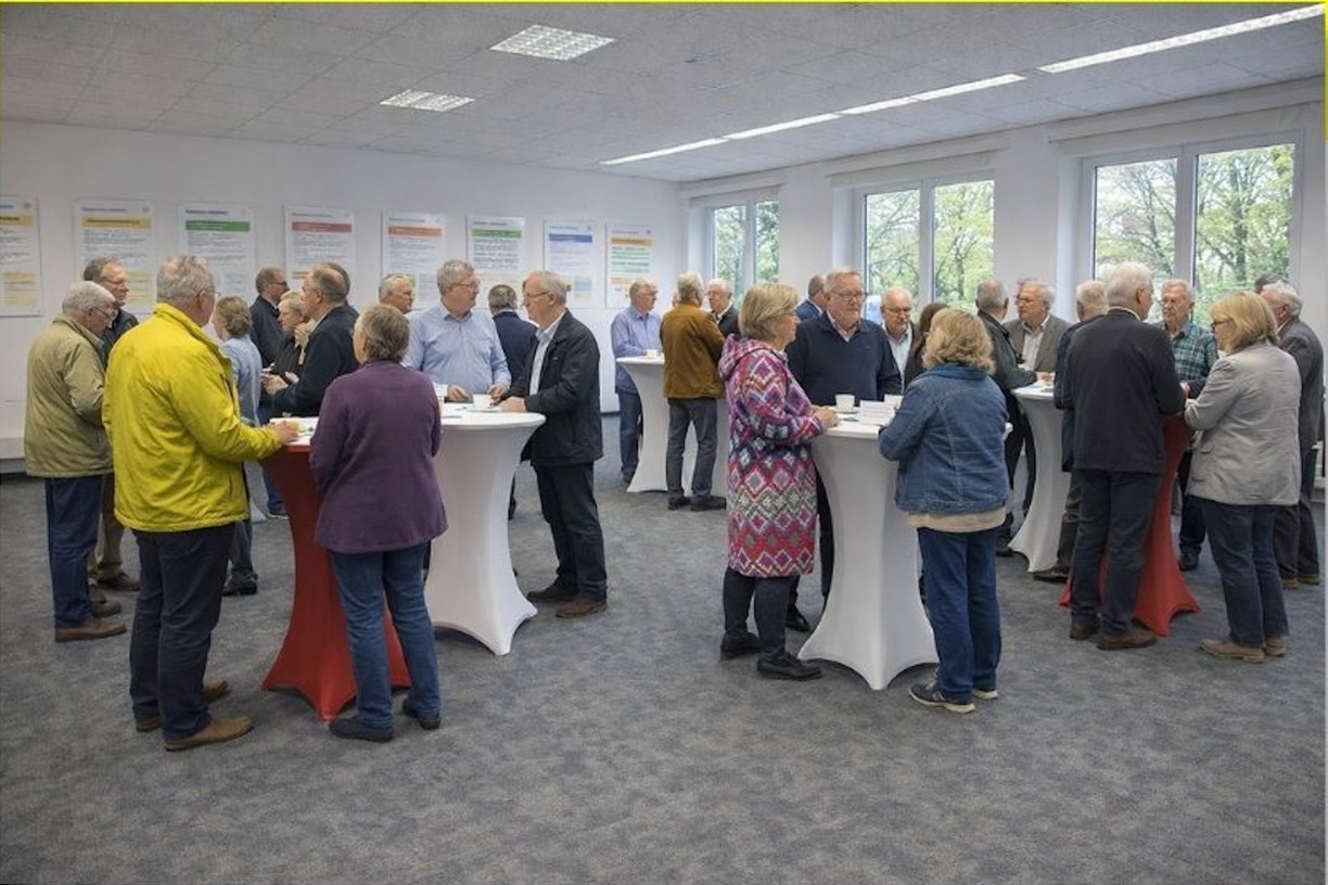 Bild von Besuchern auf dem Marktplatz des Engagements