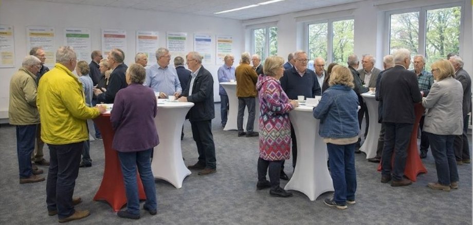 Bild von Besuchern auf dem Marktplatz des Engagements