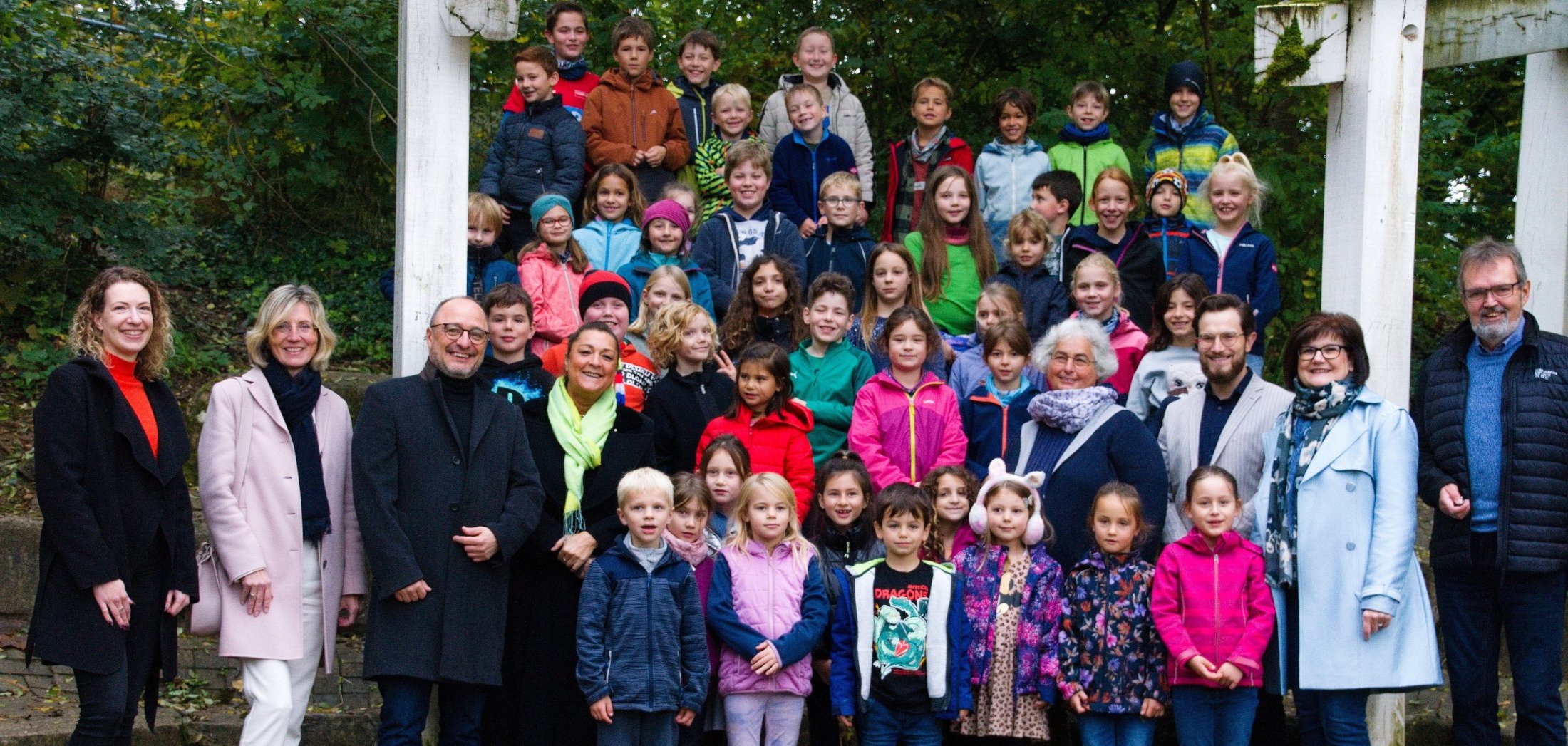 Gemeinsam mit den Kinder freuen sich die Sponsoren und Förderer der Herbstferienfreizeit 2023 des Koblenzer Bündnisses für Familie (von links) Susanne Schaller (koveb), Claudia Spanier-Dönges (Sparkasse Koblenz), Frank Zwanziger (Lotto Rheinland-Pfalz-Stiftung), Minka Bäumges, Felicitas Flöthner (kath. Familienbildungsstätte Koblenz), Lukas Wieberg (Debeka), Daniela Becker-Keip (Handwerkskammer Koblenz), Bernhard Dostert