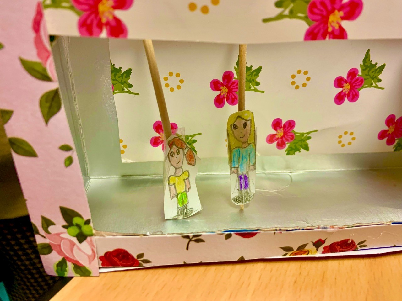 Selbstgebasteltes Theater im Milchkarton mit Darstellern an Schaschlikspießen