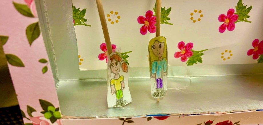 Selbstgebasteltes Theater im Milchkarton mit Darstellern an Schaschlikspießen