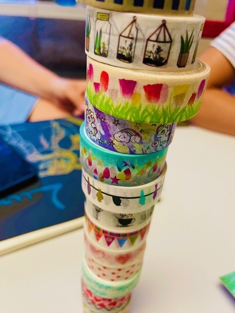 Bunte Klebebänder aufeinander gestapelt