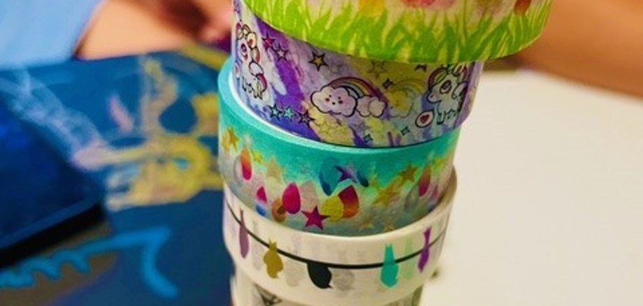 Bunte Klebebänder aufeinander gestapelt