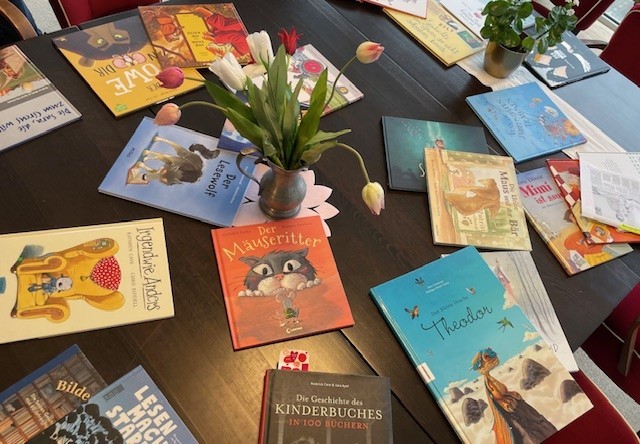 Ein Tisch voller Bilderbücher