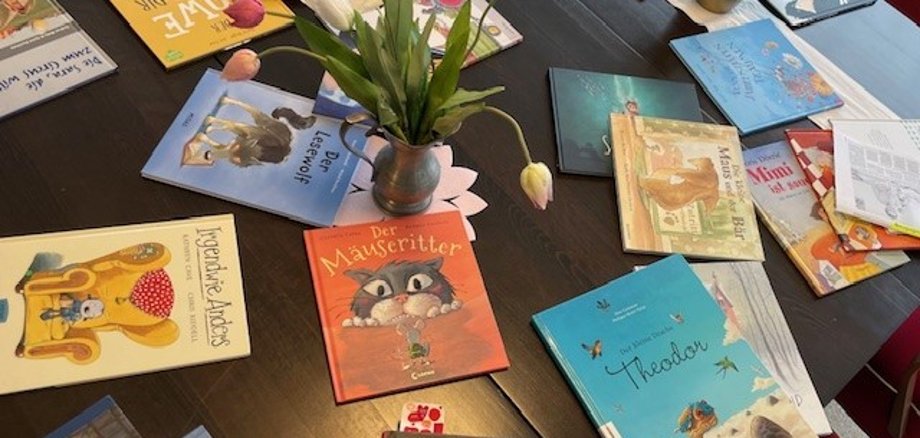 Ein Tisch voller Bilderbücher