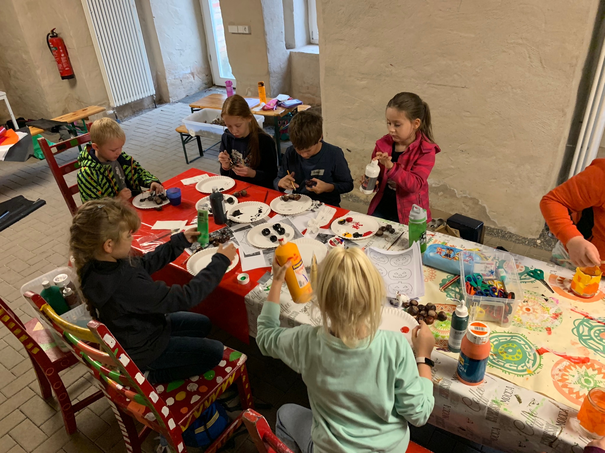 Kinder beim herbstlichen Basteln