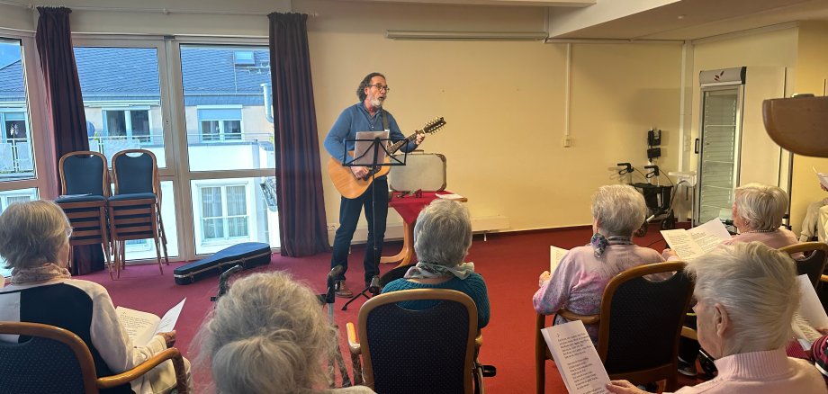 Senioren lauschen dem Auftritt von Herrn Meyer. Senioren lauschen dem Auftritt von Herrn Meyer.